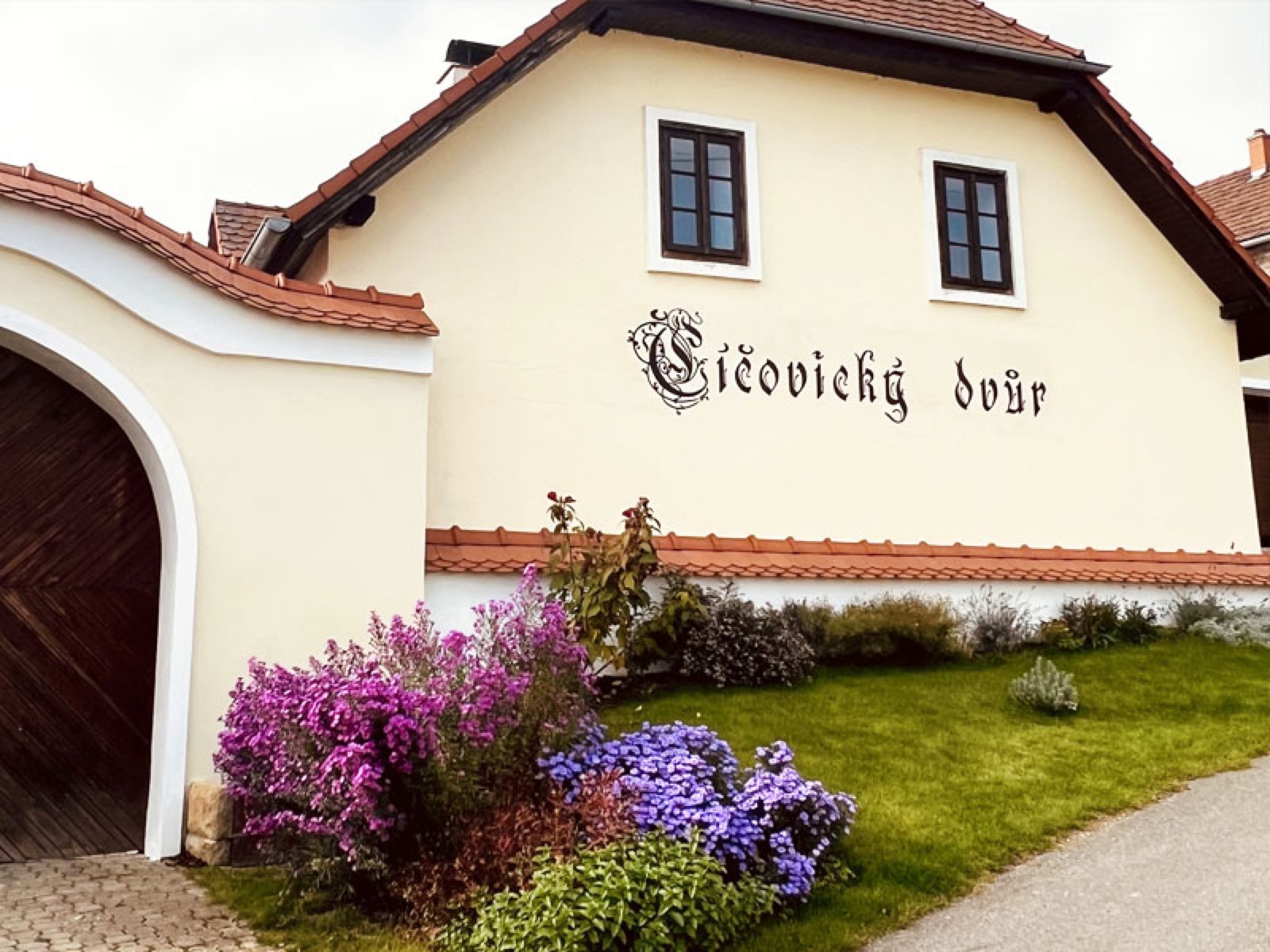 Číčovický dvůr wedding venue - photo 11