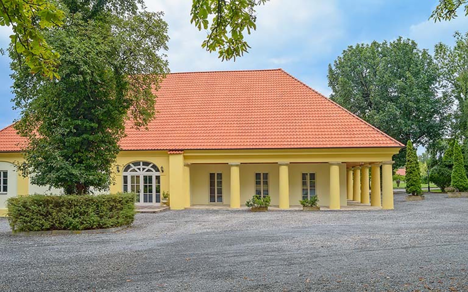 Zámecké prostory v areálu zámku Úmonín wedding venue - photo 2