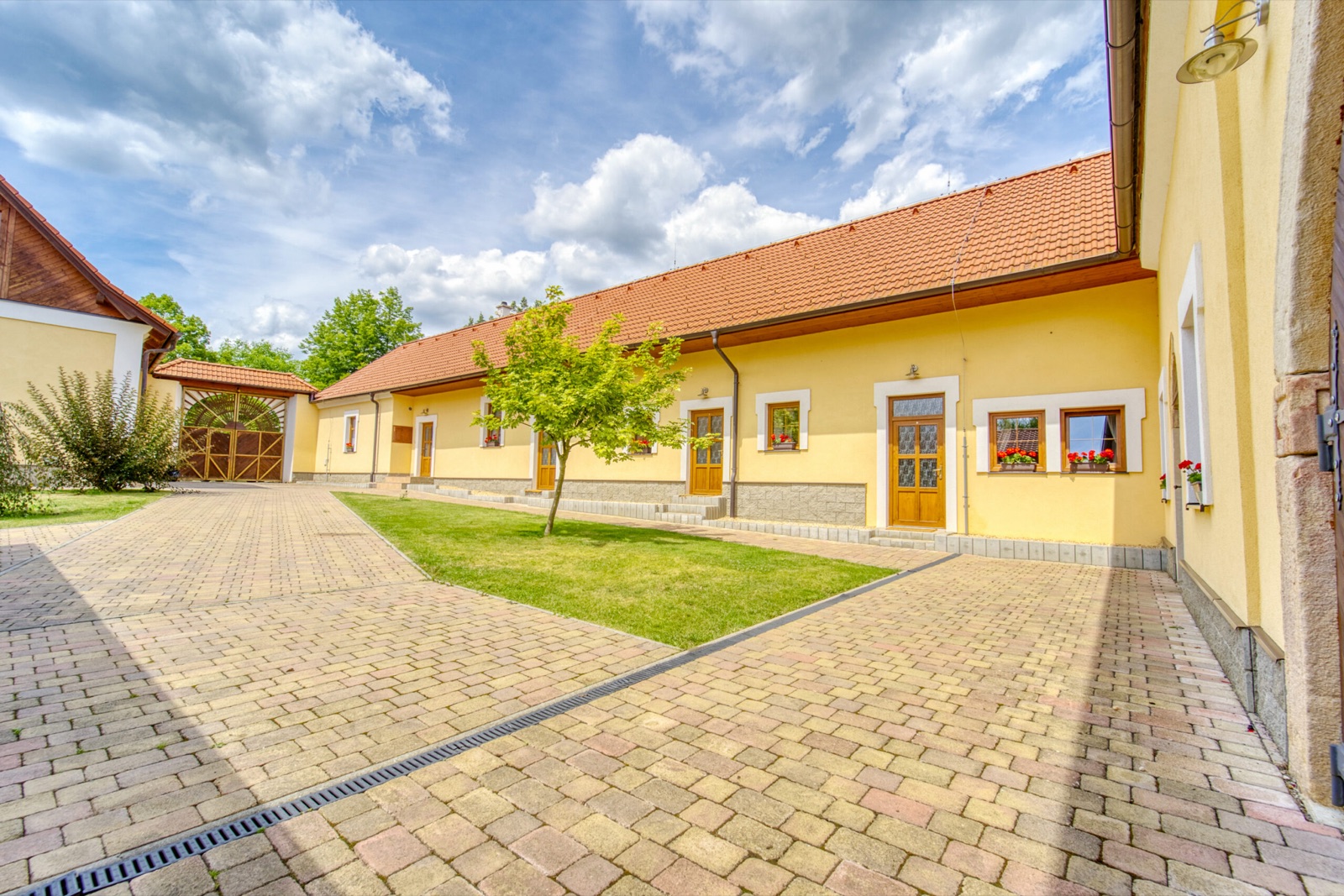 Bušovický dvůr wedding venue - photo 6