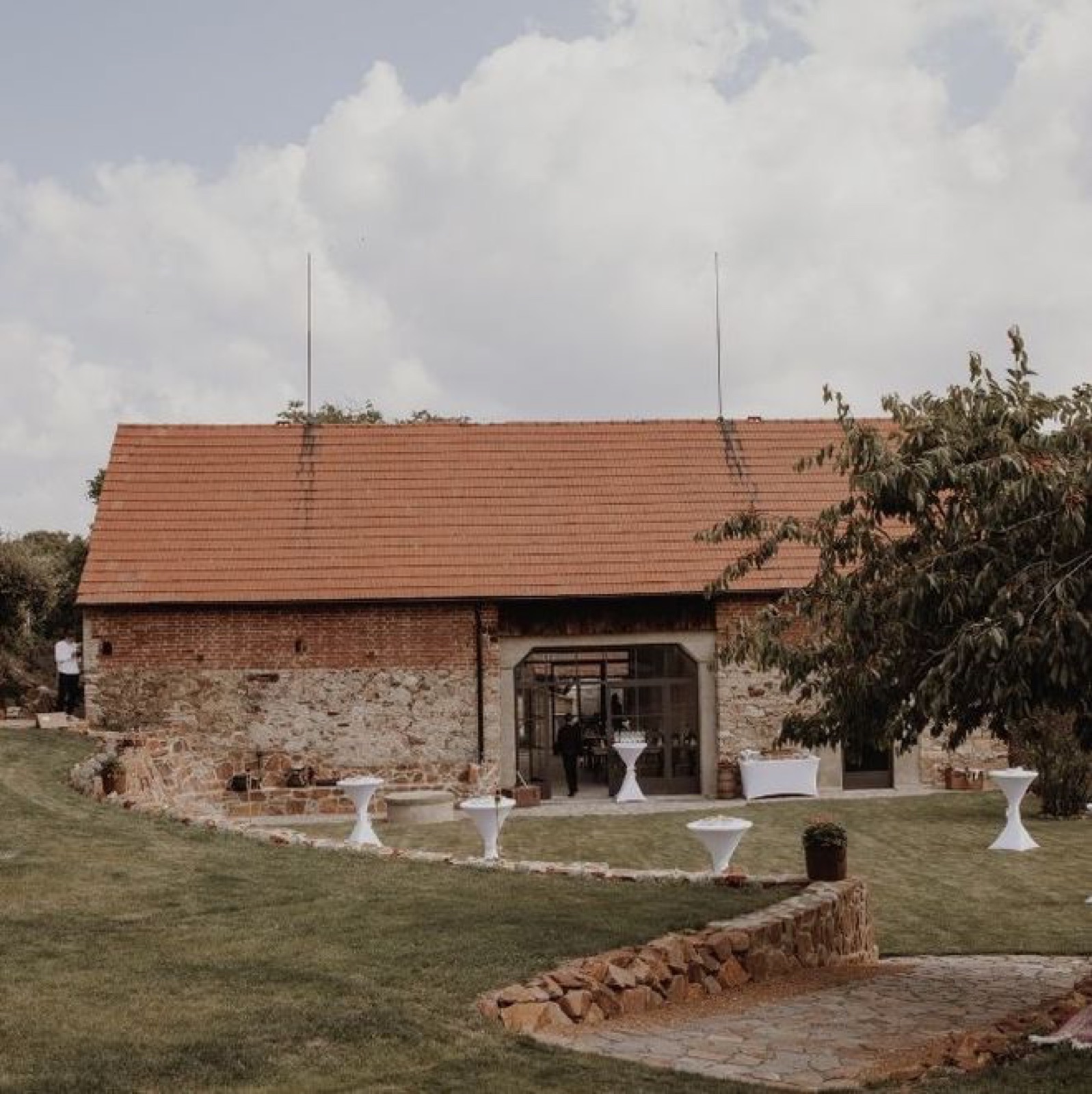 Hudlická stodola wedding venue - photo 9