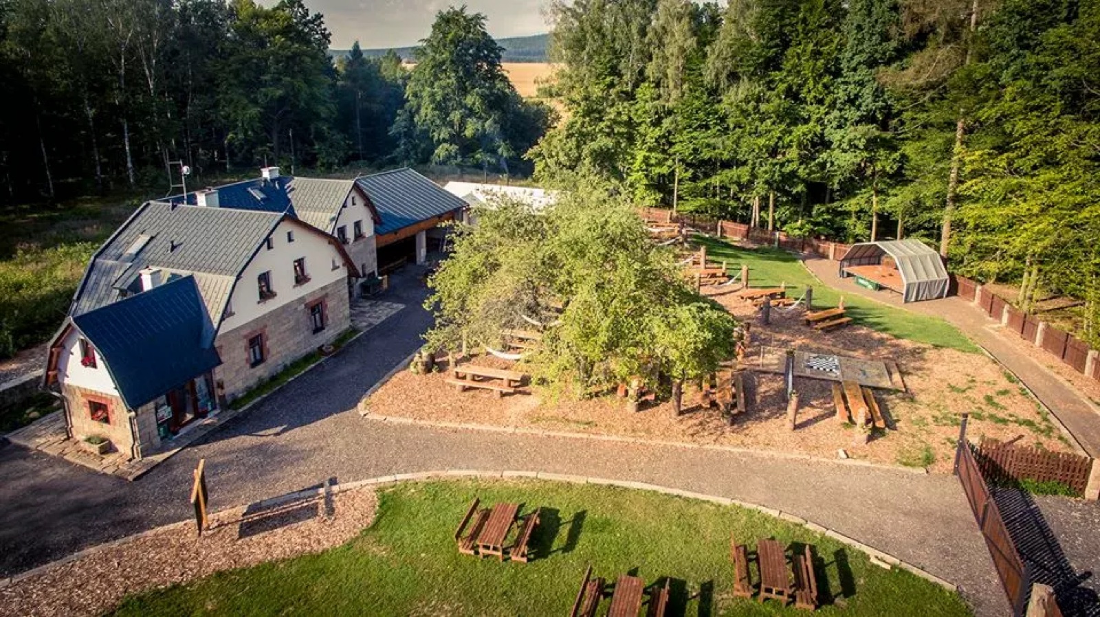 Štěrbova vila na Přehradě Les Království wedding venue - photo 3
