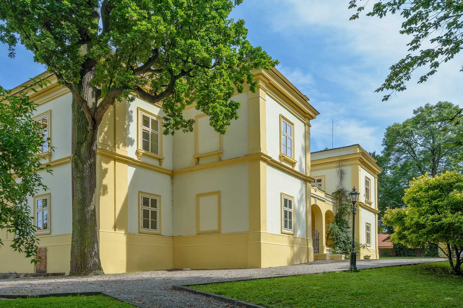 Zámecké prostory v areálu zámku Úmonín wedding venue - photo 13