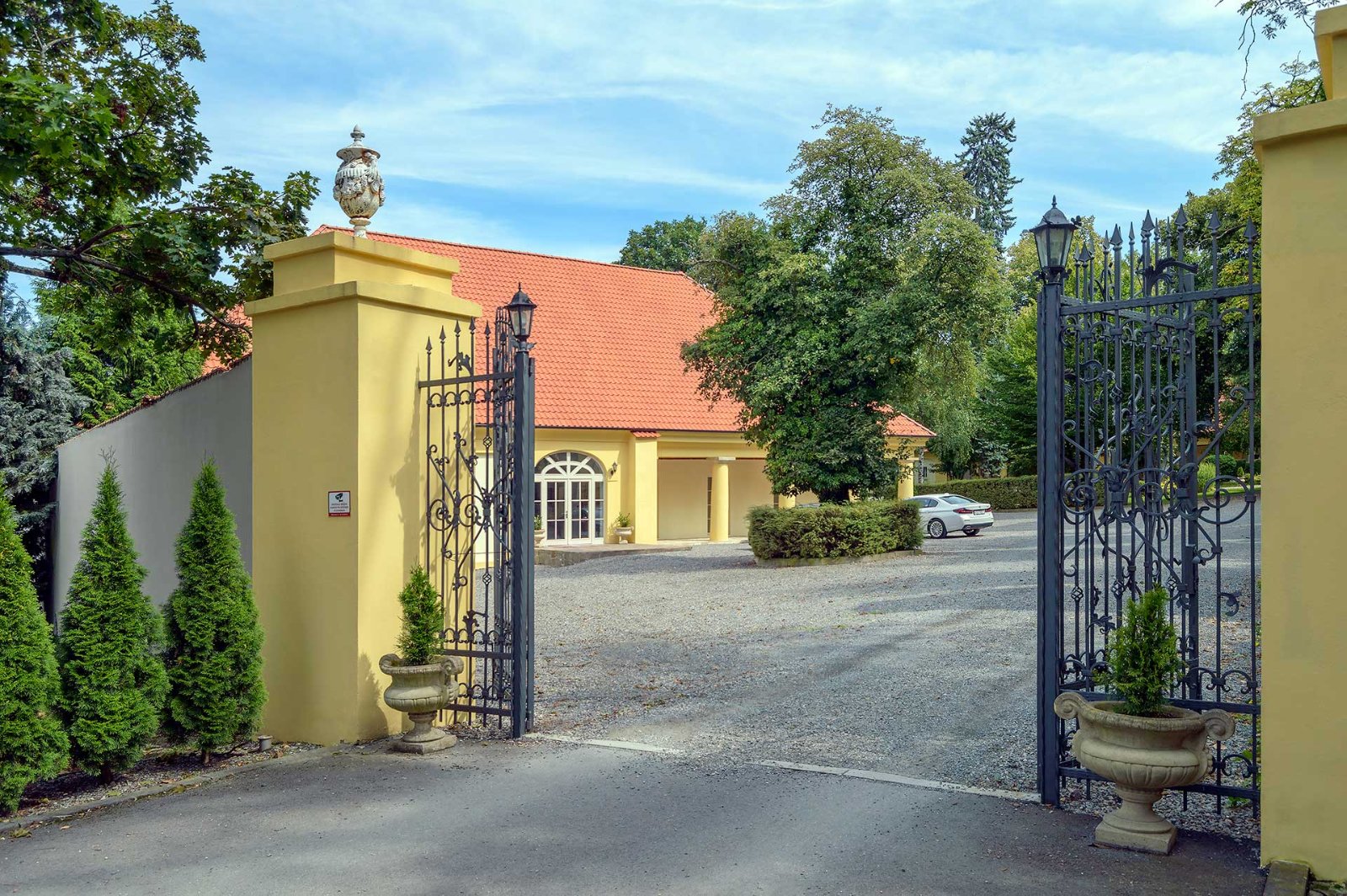 Zámecké prostory v areálu zámku Úmonín wedding venue - photo 11